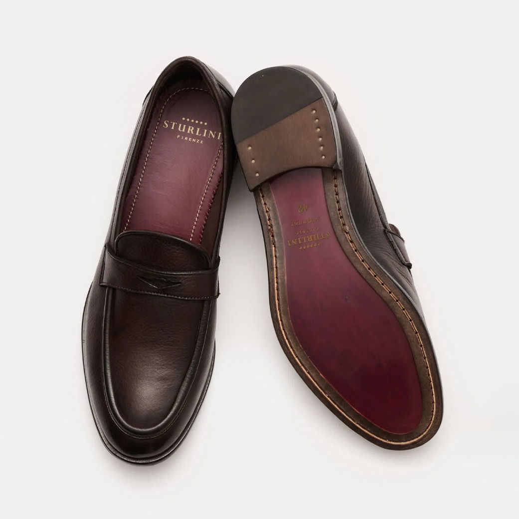 Dunkelbrauner Herren-Leder-Loafer mit roter Ledersohle, sichtbaren Nähten und Innenbranding 'Sturlini Firenze'.