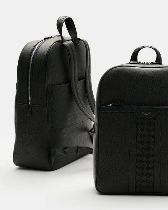 Schwarzer Lederrucksack für Herren mit Flechtdetail auf der Vorderseite, zwei Ansichten, Vorder- und Rückseite sichtbar.