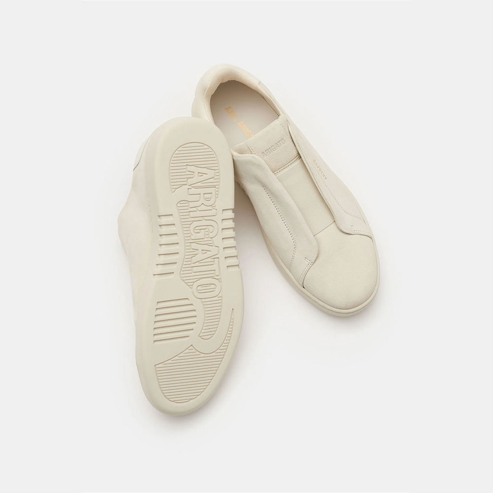 Weißer Herren-Slip-on Sneaker aus Leder, Vorder- und Rückansicht, rutschfeste Sohle mit ARIGATO-Prägung. Weißer Herren-Slip-on Sneaker aus Leder, Vorder- und Rückansicht, rutschfeste Sohle mit ARIGATO-Prägung.