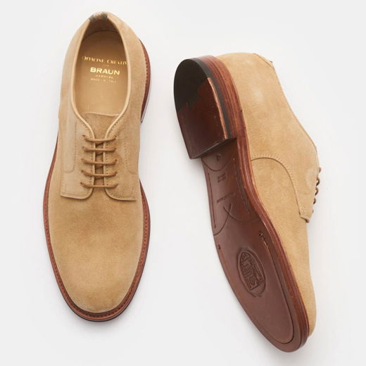 Beige Veloursleder Herrenschnürer, Vorder- und Seitenansicht, braune Ledersohle, klassische eleganter Herrenschuh. Beige Veloursleder Herrenschnürer, Vorder- und Seitenansicht, braune Ledersohle, klassische eleganter Herrenschuh.