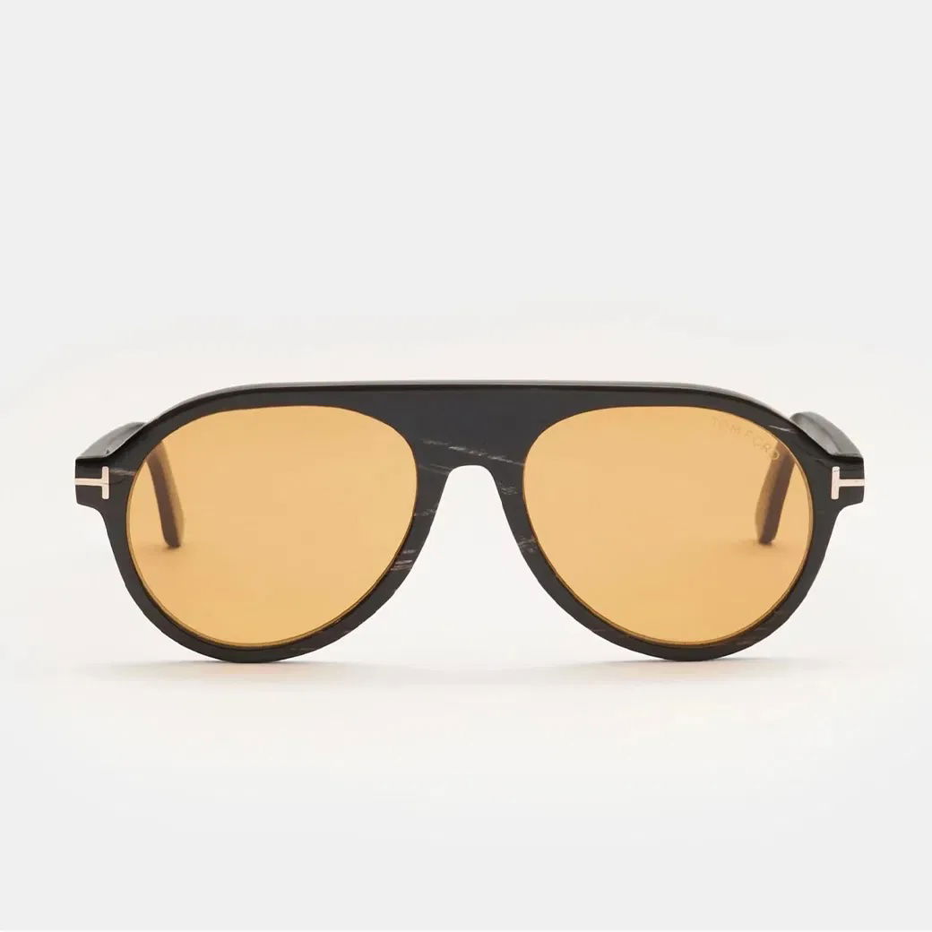 Vorderansicht einer Herren-Sonnenbrille mit braunem Rahmen und gelb getönten Gläsern, schwarzes Muster sichtbar. Vorderansicht einer Herren-Sonnenbrille mit braunem Rahmen und gelb getönten Gläsern, schwarzes Muster sichtbar.