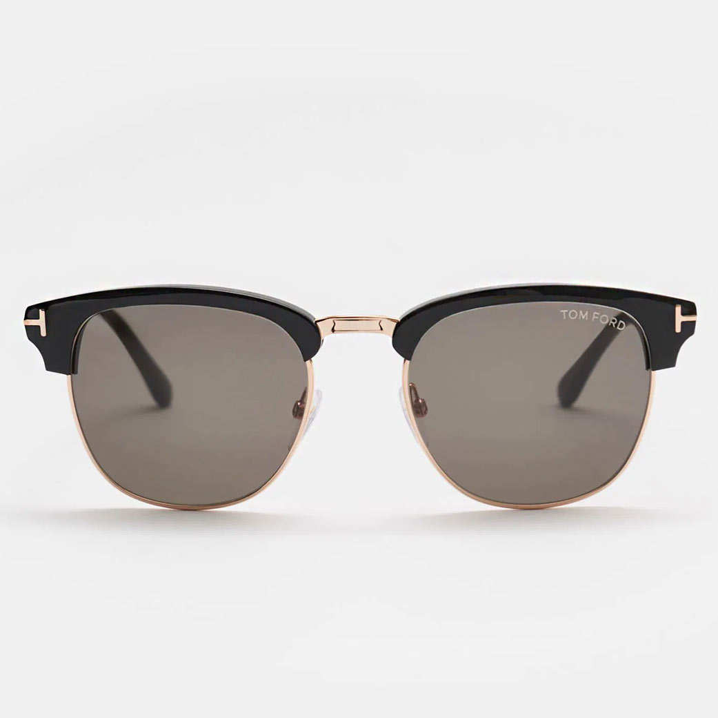 Herren-Sonnenbrille mit schwarzem Rahmen, goldfarbenem Metallrand, braunen Gläsern und „Tom Ford“-Schriftzug rechts.