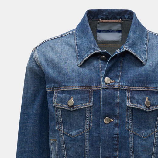 Vorderansicht einer blauen Herren-Jeansjacke mit Kragen, zwei Brusttaschen mit Knöpfen und sichtbarer Nahtführung.