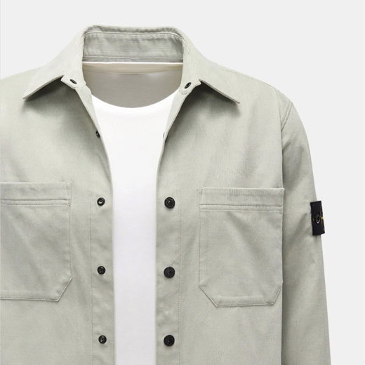 Hellgraue Hemdjacke für Herren mit langen Ärmeln, zwei Brusttaschen, schwarzen Knöpfen und weißem T-Shirt darunter.