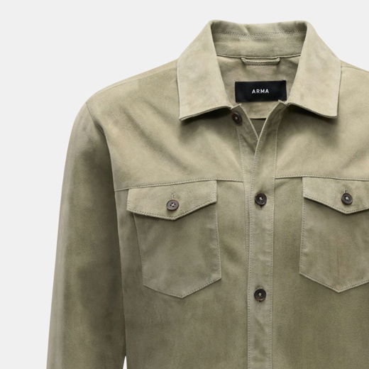 Vorderansicht eines olivgrünen Veloursleder-Overshirts für Herren mit Kragen, Knopfleiste und zwei Brusttaschen mit Knöpfen.