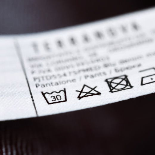 Detailansicht des Waschlabels eines Kaschmirpullovers Detailansicht des Waschlabels eines Kaschmirpullovers