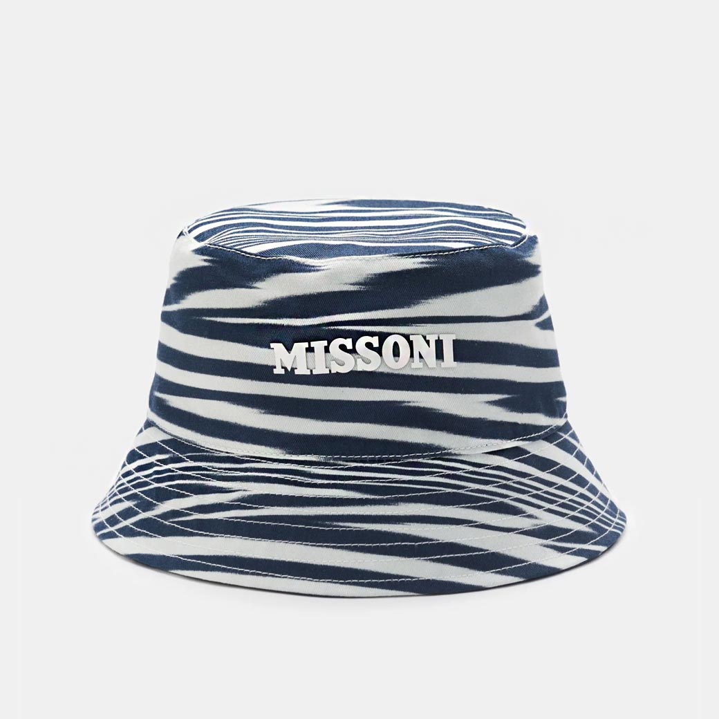 Weiß-blau gemusterter Herren-Bucket-Hat mit abstraktem Streifenmuster und aufgesticktem 'MISSONI'-Label vorne. Weiß-blau gemusterter Herren-Bucket-Hat mit abstraktem Streifenmuster und aufgesticktem 'MISSONI'-Label vorne.