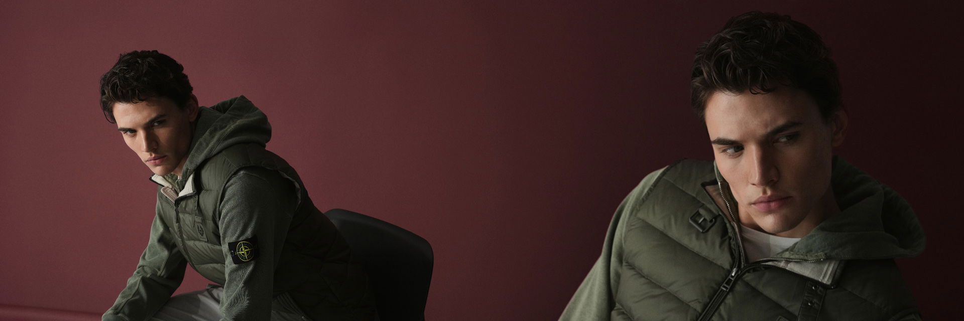 Zwei Ansichten eines sitzenden Mannes mit olivgrünem Hoodie und Daunenweste vor dunkelrotem Hintergrund. Zwei Ansichten eines sitzenden Mannes mit olivgrünem Hoodie und Daunenweste vor dunkelrotem Hintergrund.