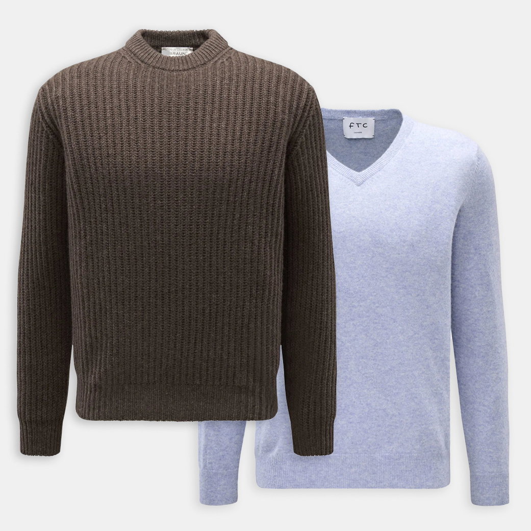 Brauner Herren Rundhalspullover mit grobem Strickmuster im Vordergrund, hellblauer Herren V-Neck Pullover im Hintergrund. Brauner Herren Rundhalspullover mit grobem Strickmuster im Vordergrund, hellblauer Herren V-Neck Pullover im Hintergrund.