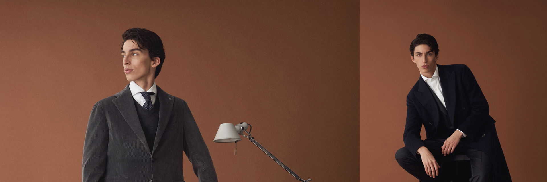 Zwei junge Männer in eleganten Winter-Büro-Outfits mit Sakko, Hemd und Krawatte vor braunem Hintergrund, stehend und sitzend. Zwei junge Männer in eleganten Winter-Büro-Outfits mit Sakko, Hemd und Krawatte vor braunem Hintergrund, stehend und sitzend.