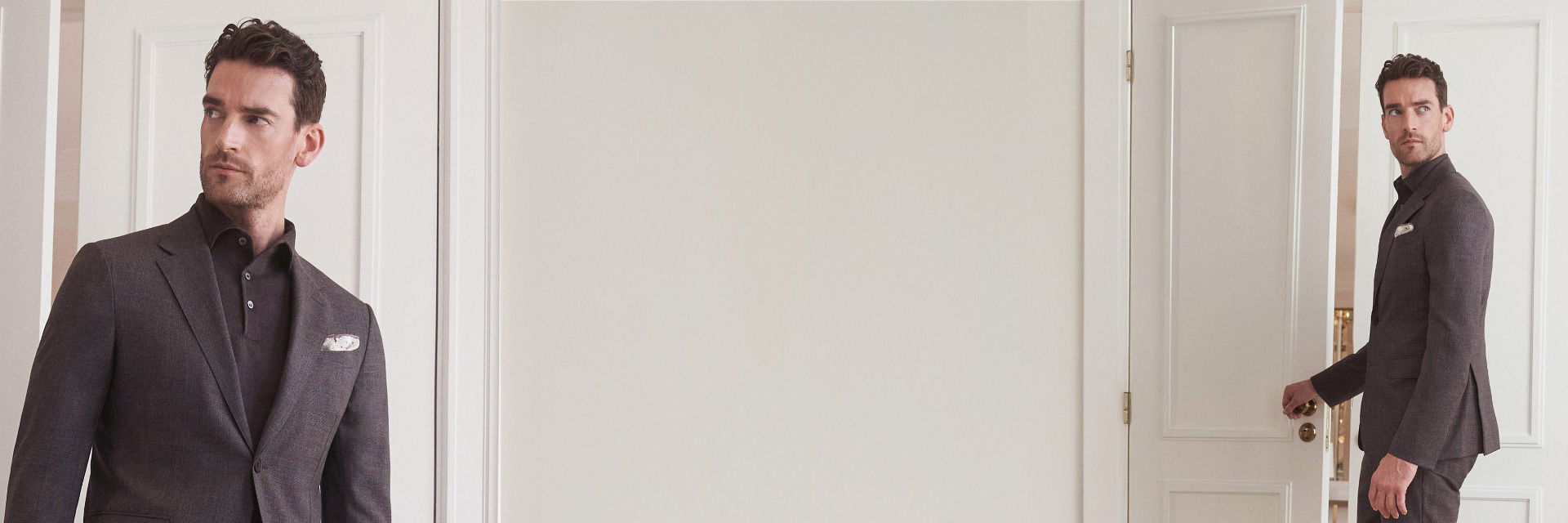 Mann in braunem Anzug mit schwarzem Poloshirt steht vor weißer Tür, blickt nach links, rechts Hand am Türgriff. Mann in braunem Anzug mit schwarzem Poloshirt steht vor weißer Tür, blickt nach links, rechts Hand am Türgriff.