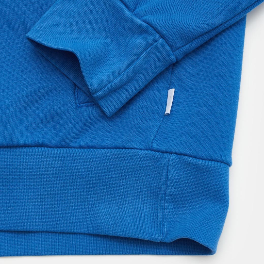 Detailansicht des Saums eines blauen Troyers für Herren