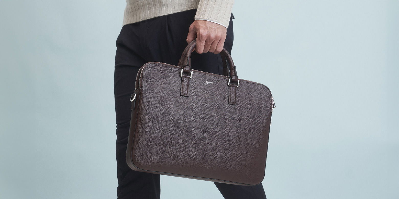 Detailansicht eines Herrn mit Business-Tasche in Braun