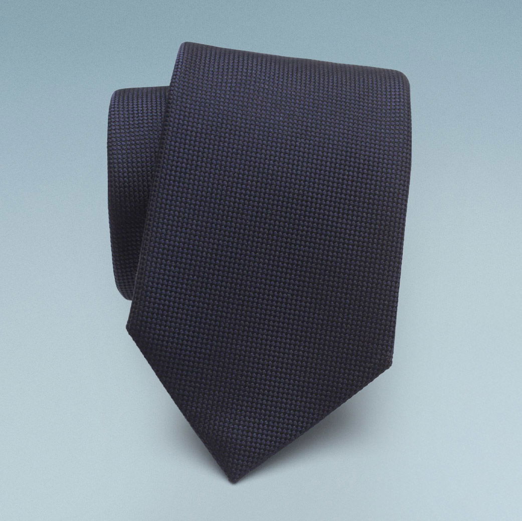 Nahaufnahme einer eingerollten Krawatte in dunkelblau