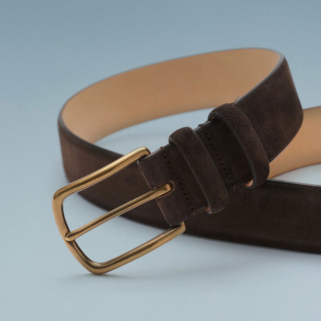 Detailansicht eines braunen Ledergürtels für Herren mit goldener Schnalle