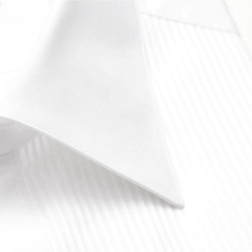 Weiße Detailaufnahme der spitzen Kragenspitze eines Herrenhemdes aus feinem, leicht strukturiertem Stoff mit Steppnähten.