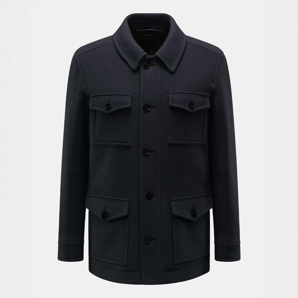 Dunkelblaue, knielange Herrenjacke mit Kragen, vier Taschen mit Klappen und schwarzen Knöpfen, schlichtes Design. Dunkelblaue, knielange Herrenjacke mit Kragen, vier Taschen mit Klappen und schwarzen Knöpfen, schlichtes Design.