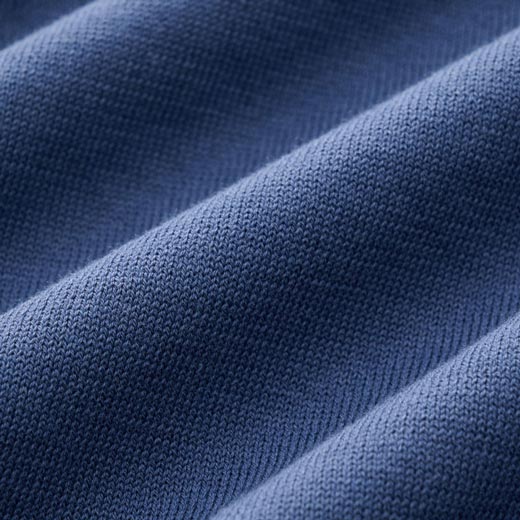 Blaues, fein gestricktes Textil mit weicher, strukturierter Oberfläche und sichtbarer Maschenstruktur in Nahaufnahme.