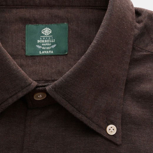 Braunes Hemd mit Knopfleiste, Button-Down-Kragen und grünem Etikett 'Luigi Borrelli Napoli da 1957 Lavata' im Nackenbereich.