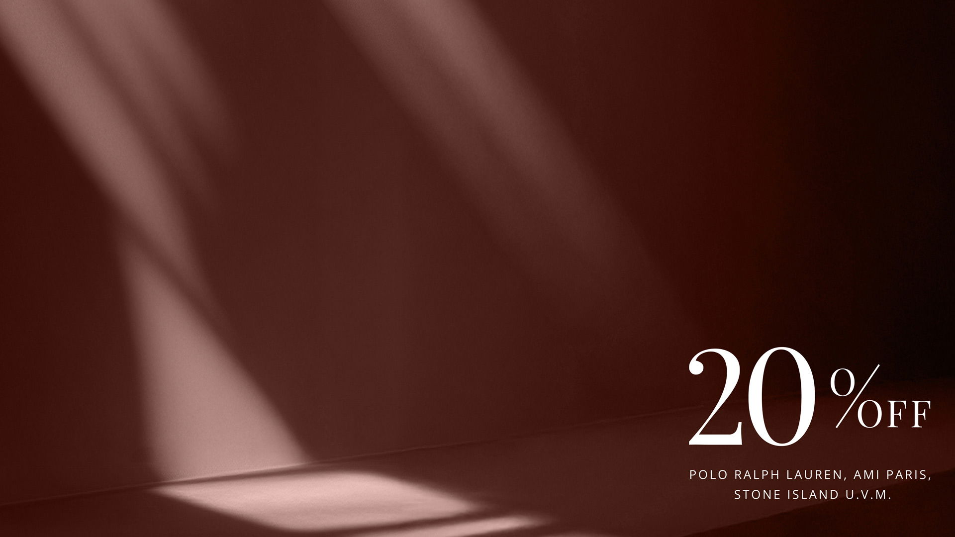 Sonnige Lichtstrahlen fallen auf eine braune Wand, rechts 20 % Rabatt auf ausgewählte Designer-Marken. Sonnige Lichtstrahlen fallen auf eine braune Wand, rechts 20 % Rabatt auf ausgewählte Designer-Marken.