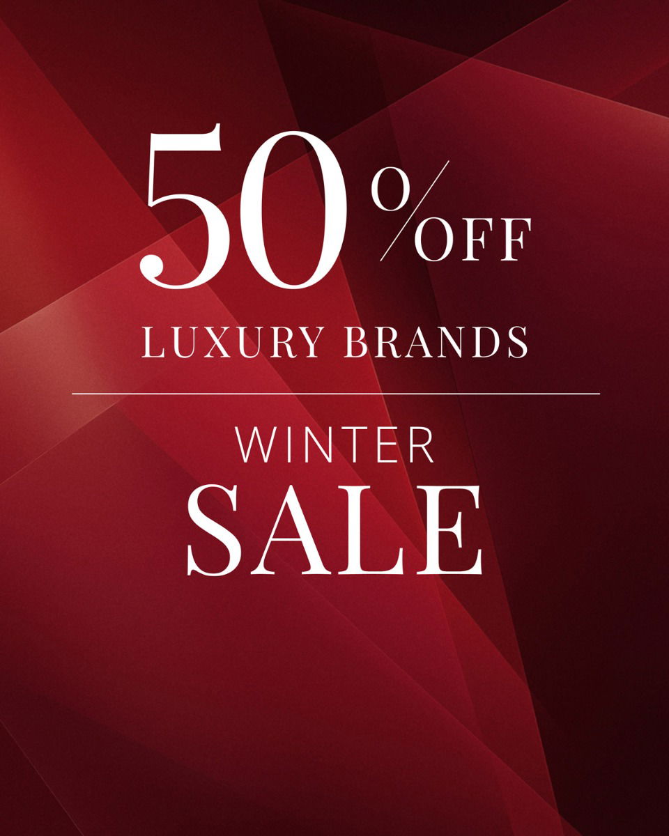 50 % Rabatt auf Luxusmarken im Winter Sale vor rotem, geometrischem Hintergrund mit weißer Schrift.
