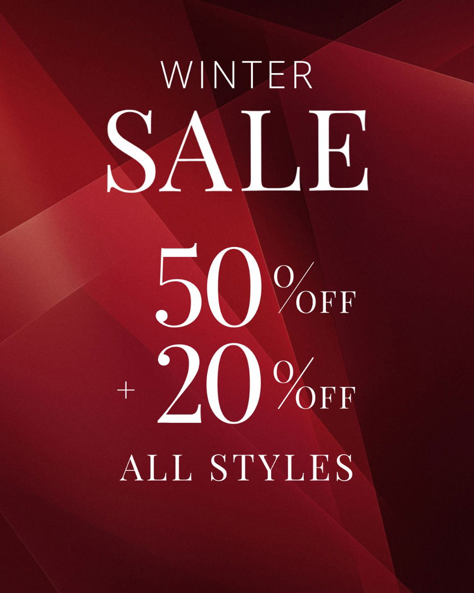 Winter Sale Schriftzug mit 50% plus 20% Rabatt auf alle Styles vor rotem, geometrischem Hintergrund.