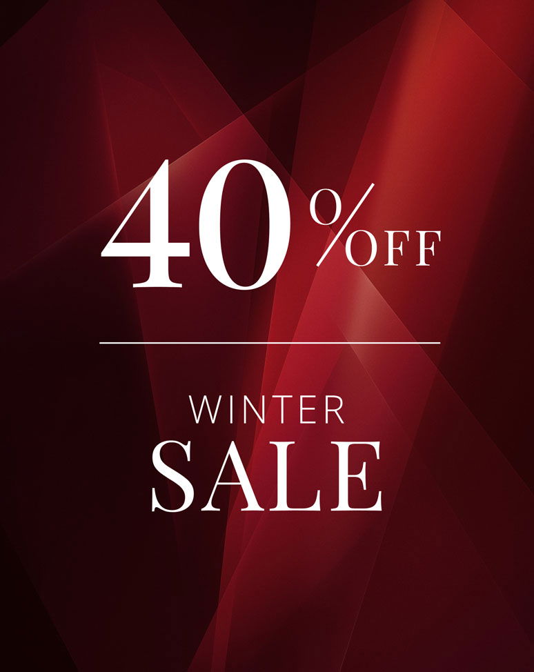 40% Rabatt Winter Sale Schriftzug auf dunkelrotem, abstraktem Hintergrund mit geometrischen Formen.