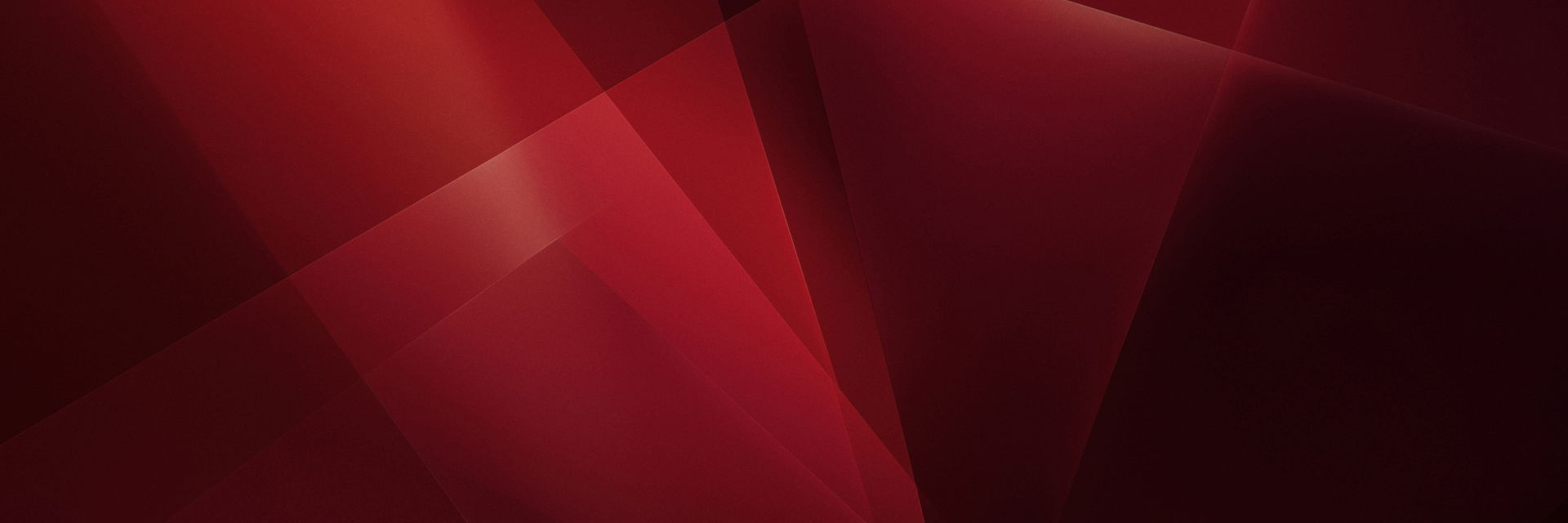 Junge Frau trägt schwarze Winterjacke mit Kapuze, steht vor rotem Hintergrund, Winter Sale Werbung. Junge Frau trägt schwarze Winterjacke mit Kapuze, steht vor rotem Hintergrund, Winter Sale Werbung.