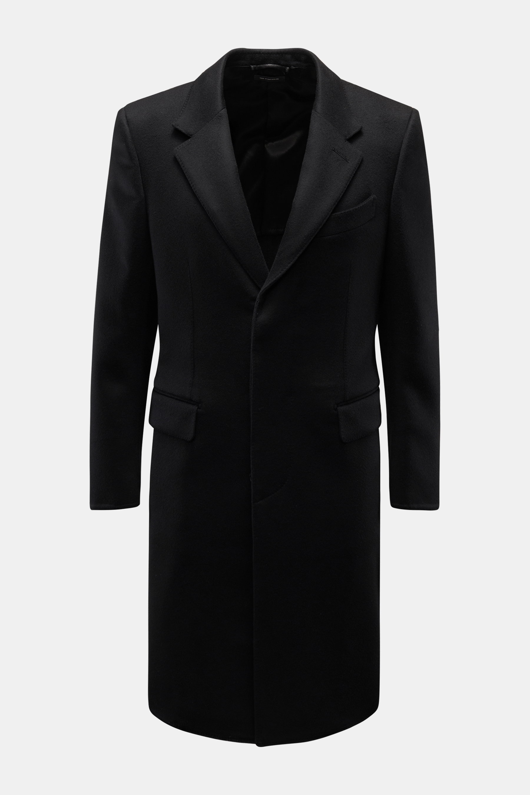 Schwarzer Tom Ford Mantel, Slim Fit, taillierter Drei-Knopf-Stil, Woll-Cashmere-Mix, fallendes Revers, Brust- und Hüfttaschen, frontal fotografiert.