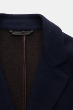 Close-up front view of Manzoni 24 Kurzmantel navy, showcasing the soft cashmere-wool blend collar and unconstructed design with slim fit. 

Description: <p>Mit seiner Expertise für High-end-Wolle ist LORO PIANA der perfekte Kooperationspartner für das Lab