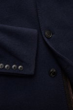 Close-up image of the Manzoni 24 Kurzmantel navy, showing the front and sleeve buttons, photographed from a top-down perspective. Mit seiner Expertise für High-end-Wolle ist LORO PIANA der perfekte Kooperationspartner für das Label MANZONI 24, welches den
