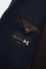 Close-up inside view of the Manzoni 24 Kurzmantel navy showing the label and buttoned inner pocket, highlighting its cashmere-wool blend and unconstructed design.

<p>Mit seiner Expertise für High-end-Wolle ist LORO PIANA der perfekte Kooperationspartner 