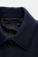 Doppiaa Mantel 'Aaladin' navy aus Woll-Mix, Detailansicht Kragen, vier Knöpfe, weicher Griff, schwere Qualität, halb gefüttert.