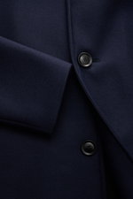Doppiaa Mantel 'Aaladin' navy in Detailaufnahme von vorne, Woll-Mix, Regular Fit, Vier-Knopf-Leiste, Umlegekragen, schräge Taschen, weicher Griff, halb gefüttert.