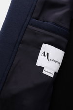 Innenseite des Doppiaa Mantels 'Aaladin' navy aus Woll-Mix mit Label und feiner Innenfütterung, Detailaufnahme von innen.