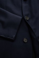 Nahaufnahme des Cesare Attolini Cashmere Mantel navy in Slim Fit, zeigt Knöpfe, halb fallendes Revers und Ärmelabschluss.