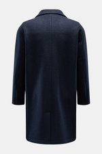 Rear view of Lunaria Cashmere Cashmere Mantel navy coat, made of reiner Cashmere with sehr weicher Griff, Slim Fit, zweireihiger Drei-Knopf-Stil, Reverskragen, Fronttaschen mit Patte, Rückenmittelschlitz, ungefüttert, and eine Innentasche. <p>-</p> <ul> <
