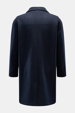 Rear view of Lunaria Cashmere Cashmere Mantel navy coat, made of reiner Cashmere with sehr weicher Griff, Slim Fit, zweireihiger Drei-Knopf-Stil, Reverskragen, Fronttaschen mit Patte, Rückenmittelschlitz, ungefüttert, and eine Innentasche. <p>-</p> <ul> <