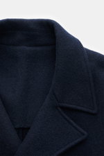 Close-up front view of Lunaria Cashmere Cashmere Mantel navy showing the collar and lapel, made of reiner Cashmere, very soft grip, slim fit, zweireihiger Drei-Knopf-Stil, Reverskragen, Fronttaschen mit Patte, Rückenmittelschlitz, ungefüttert, eine Innent