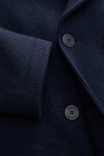 Close-up front view of the Lunaria Cashmere Cashmere Mantel navy showing its fine texture, two buttons, and part of the sleeve. <p>-</p>
<ul>
<li>reiner Cashmere</li>
<li>sehr weicher Griff</li>
<li>Slim Fit</li>
<li>zweireihiger Drei-Knopf-Stil</li>
<li>