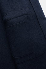 Close-up side view of Lunaria Cashmere Cashmere Mantel navy showing front flap pockets and soft navy fabric, reiner Cashmere, sehr weicher Griff, Slim Fit, zweireihiger Drei-Knopf-Stil, Reverskragen, Fronttaschen mit Patte, Rückenmittelschlitz, ungefütter