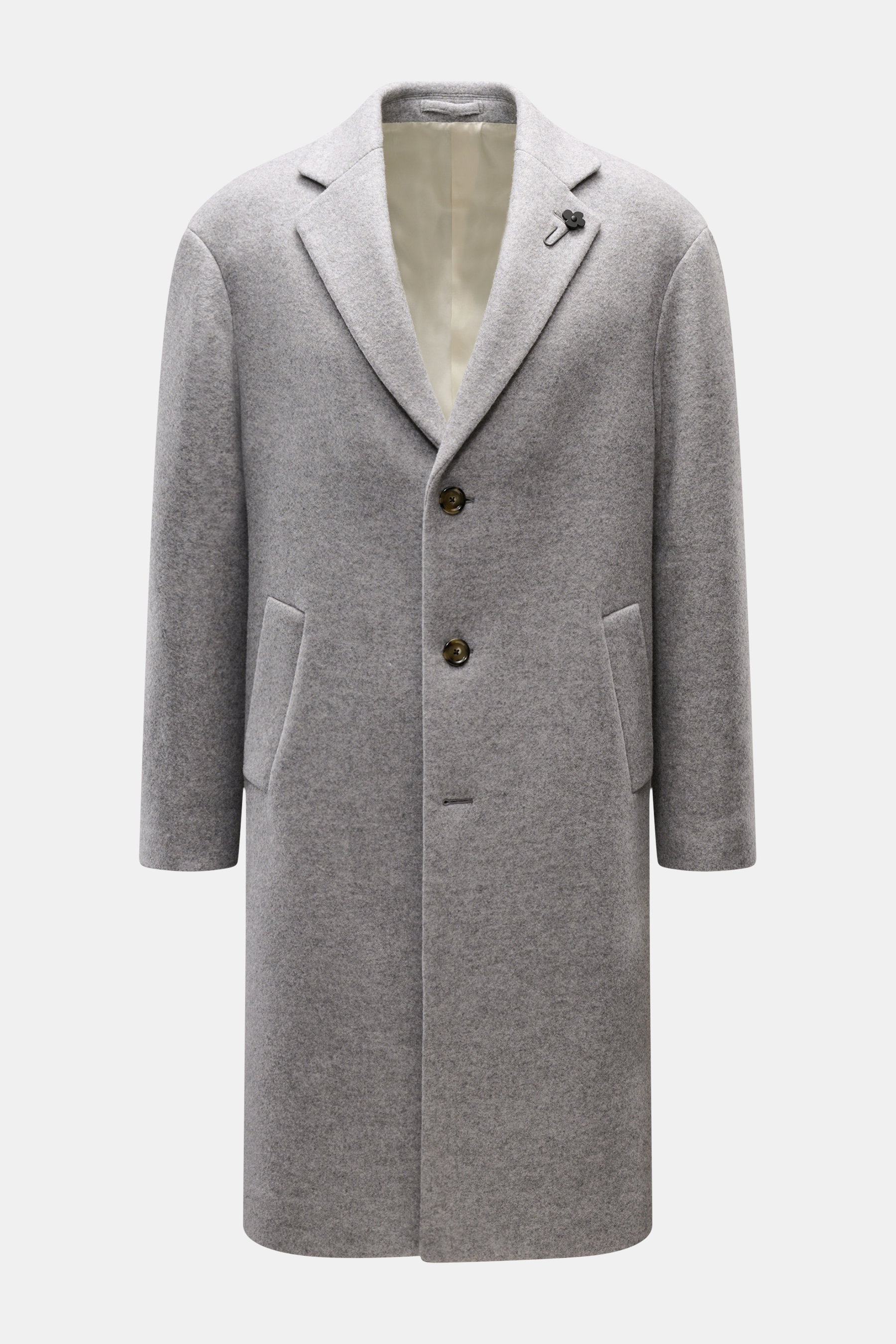 Lardini Mantel grau, frontal fotografiert, mit Reverskragen, Blüten-Pin, Drei-Knopf-Leiste, schräge Taschen, Regular Fit aus Schurwolle, Seide, Cashmere.