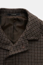 Tagliatore Mantel 'Lloyd' graubraun/navy/grau kariert, Detailansicht von oben auf Umlegekragen mit Pin, Schurwolle-Mix, Hahnentritt-Muster, Regular Fit, verdeckte Knopfleiste, aufgesetzte Fronttaschen, Rückenmittelschlitz, halb gefüttert, zwei Innentasche