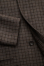 Nahaufnahme des Tagliatore Mantels 'Lloyd' graubraun/navy/grau kariert aus Schurwolle mit Hahnentritt-Muster, Regular Fit, verdeckter Knopfleiste und Umlegekragen mit Pin.
