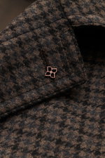 Nahaufnahme des Umlegekragens mit Pin vom Tagliatore Mantel 'Lloyd' graubraun/navy/grau kariert aus Schurwolle mit Hahnentritt-Muster.