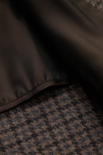 Nahaufnahme des Innenfutters und Hahnentritt-Musters des Tagliatore Mantels 'Lloyd' graubraun/navy/grau kariert aus Schurwolle mit Regular Fit, verdeckter Knopfleiste und Umlegekragen.