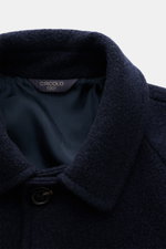 Nahaufnahme des Circolo 1901 Mantel navy in dunkelblau mit Umlegekragen, Fünf-Knopf-Leiste und weichem Woll-Cashmere-Mix.