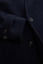 Nahaufnahme des Circolo 1901 Mantel navy aus Schurwolle und Cashmere, zeigt Fünf-Knopf-Leiste und Ärmel mit Knöpfen.