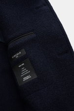 Nahaufnahme des Circolo 1901 Mantel navy innen mit weichem Woll-Cashmere-Mix, Innentasche und edlem Label, Seitenperspektive.