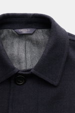 Close-up front view of the collar and top button of the Circolo 1901 Wollmantel graublau in soft pure new wool with herringbone lining.